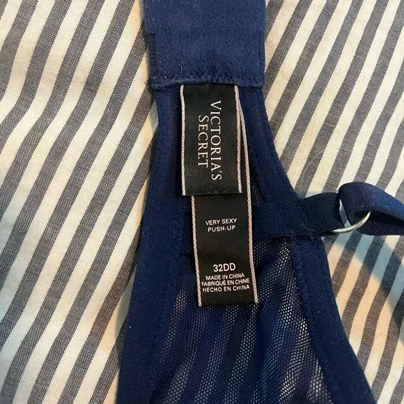 Victoria’s Secret Very Sexy push up 32 DD - Picture 3 of 3